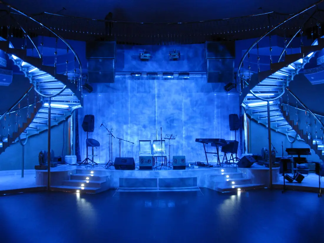 Vorbereitete Bühne in blauem Licht vor Show-Beginn