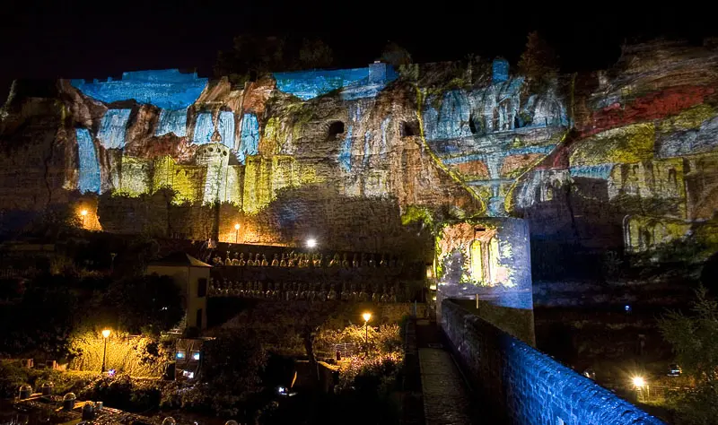Großflächige Projection-Mapping-Show auf Festungsfassade