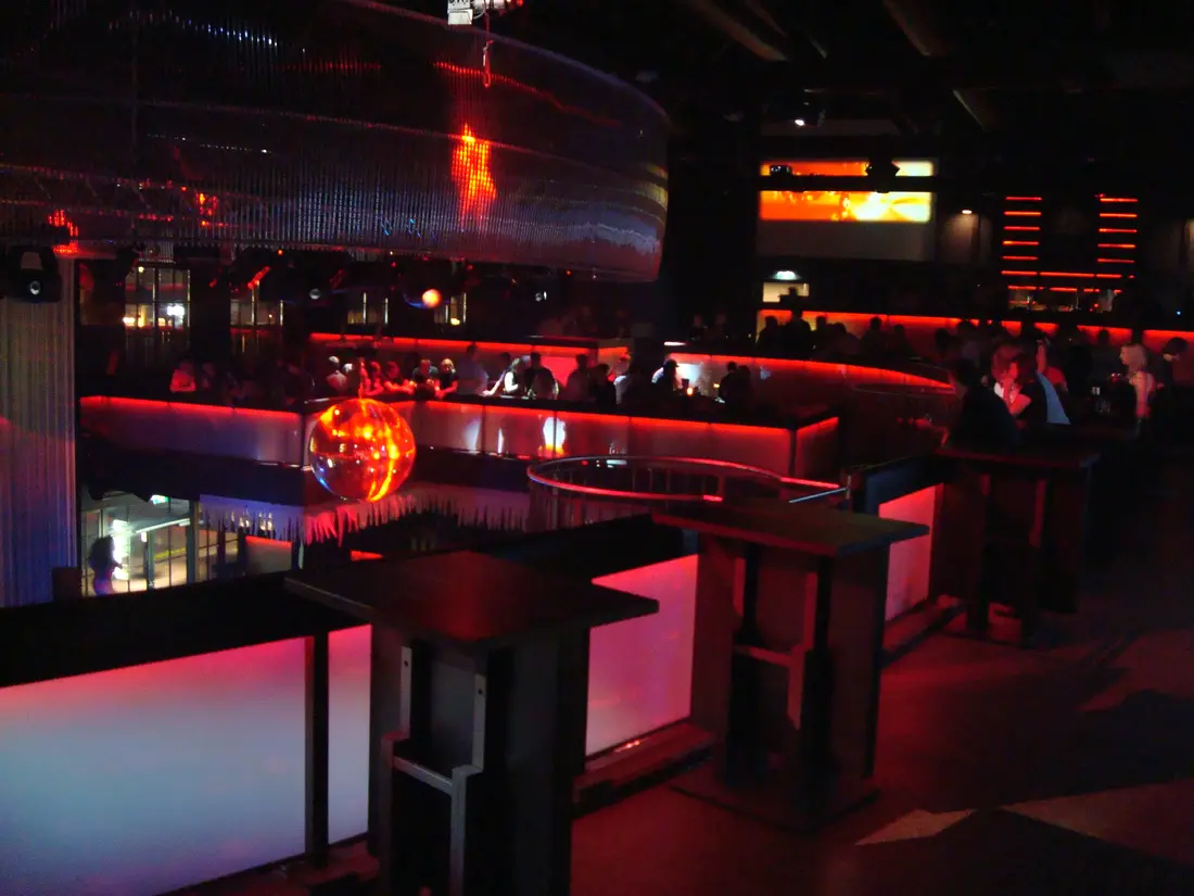 Clubinterieur mit roter Stimmungsbeleuchtung und Empore