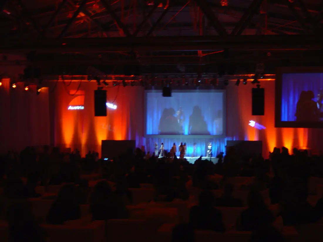 Modenschau in Eventhalle mit orange-blauer Ambientebeleuchtung