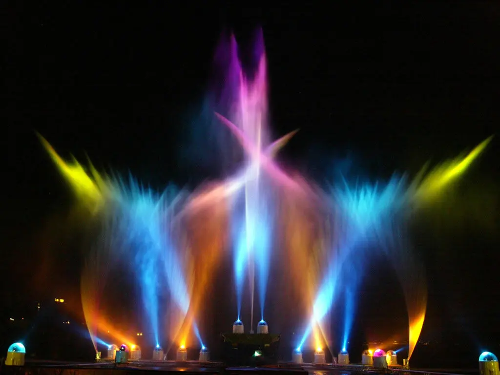 Choreografierte Wasserfontänen in mehrfarbigem Licht