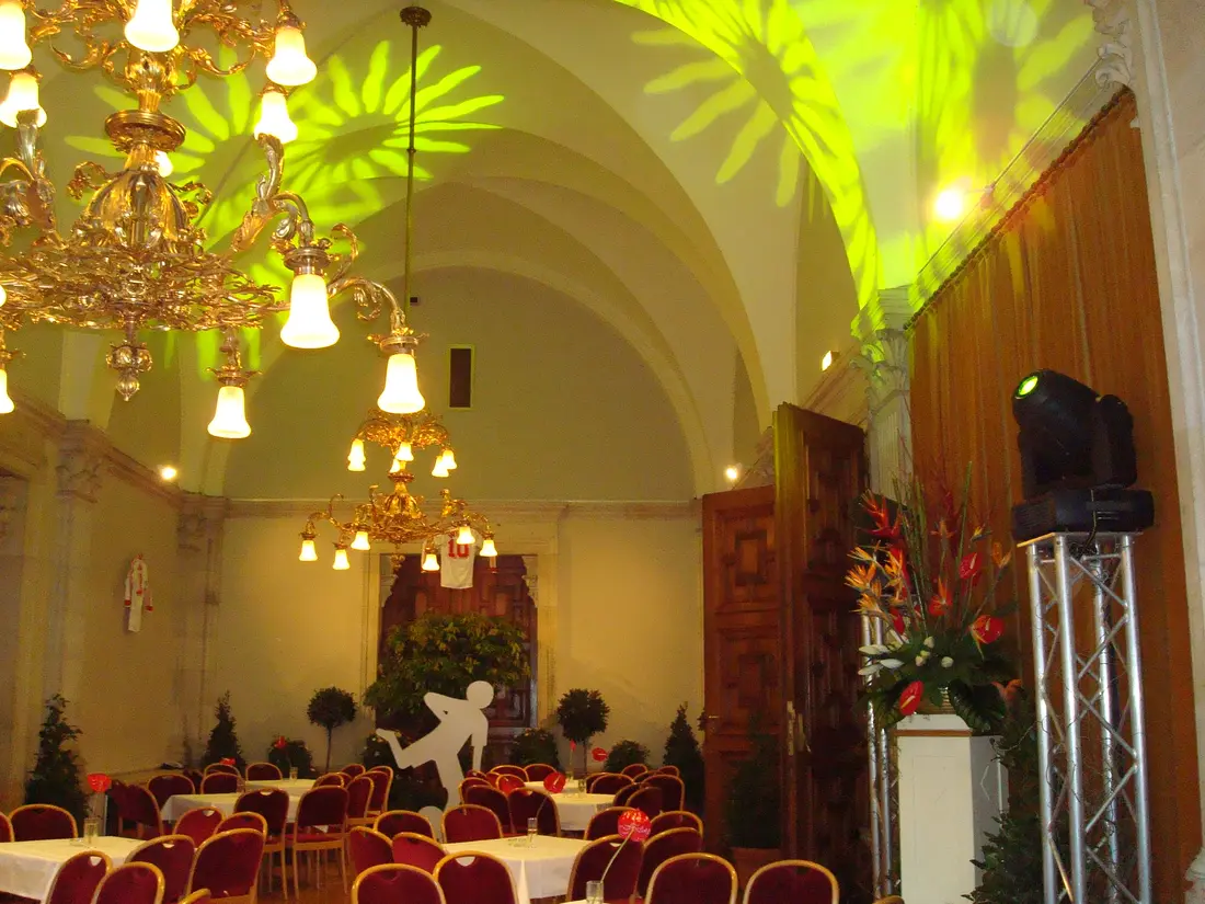 Gewölbesaal mit grün-gelber Gobo-Projektion