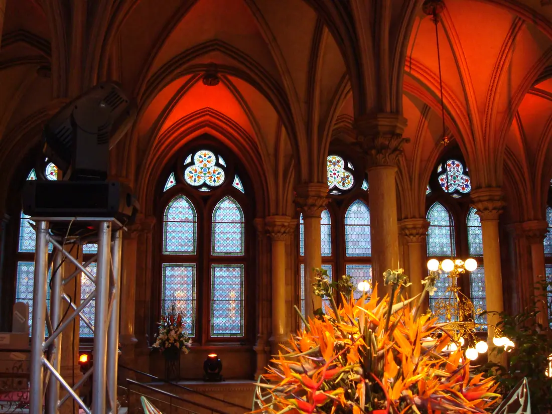 Gotischer Saal mit rotem Uplight und Moving Head