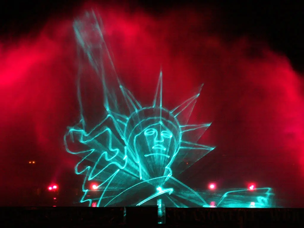Lasergrafik der Freiheitsstatue in rotem Bühnennebel