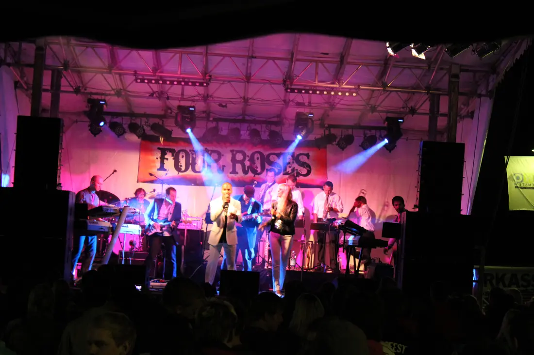 Live-Band bei Open-Air-Konzert unter Zeltdach