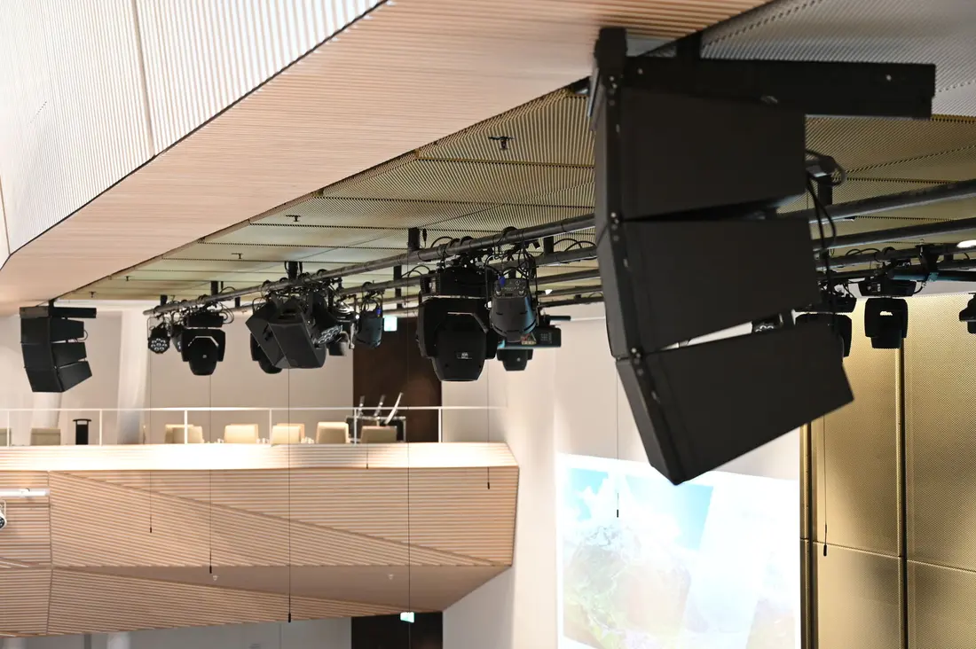 Line-Array-Beschallung und Moving Lights an der Deckentraverse