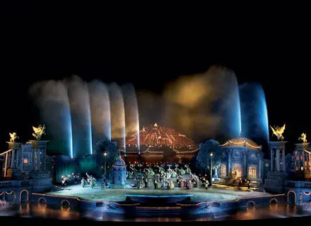 Wasser-Licht-Show mit Live-Performern vor beleuchteter Kulisse